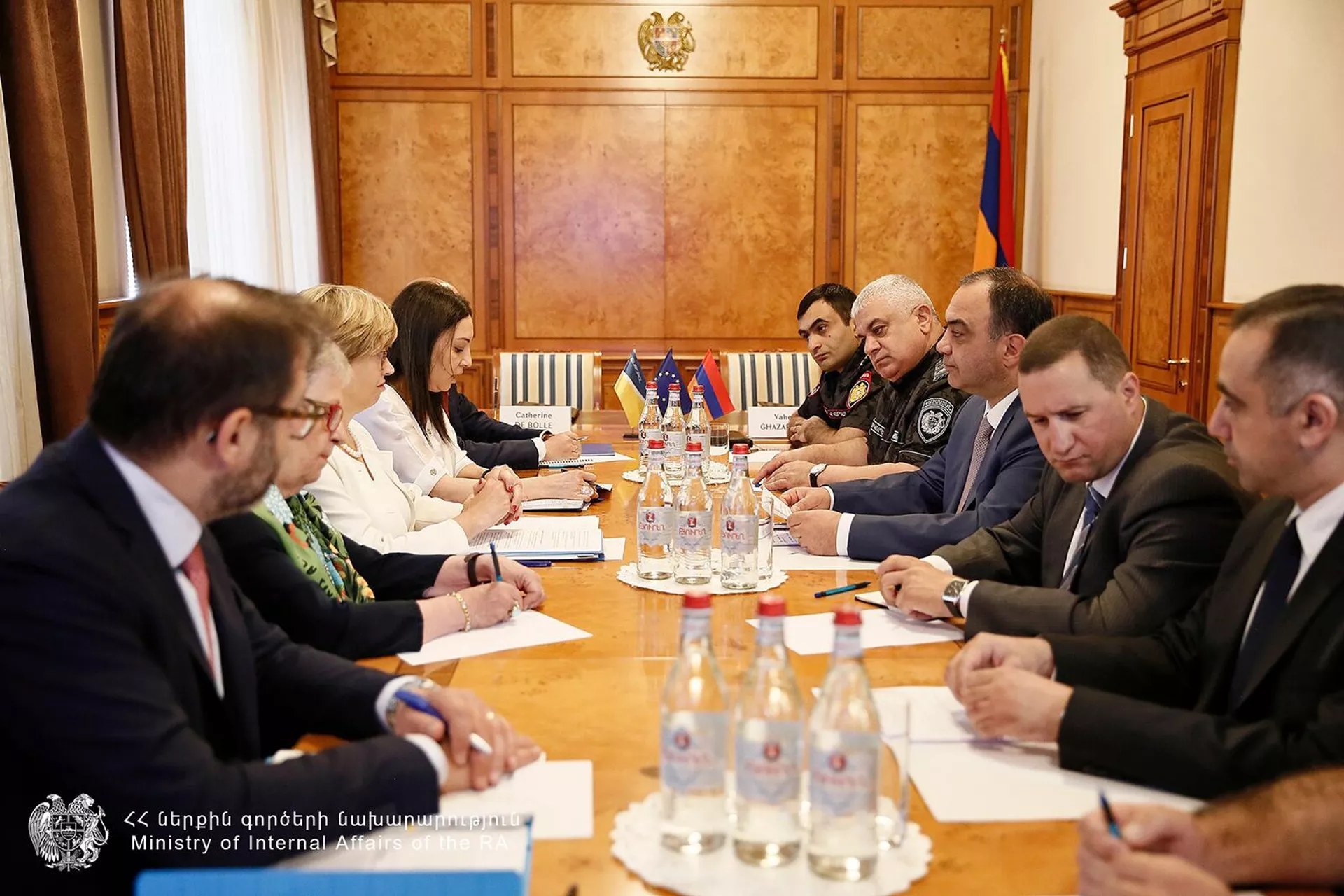 Министр внутренних дел Ваге Казарян принял делегацию во главе с исполнительным директором Европола Кэтрин де Бол и главу делегации ЕС в РА, посла Андреа Викторин (27 июня 2023). Еревaн Министр внутренних дел Ваге Казарян принял делегацию во главе с исполнительным директором Европола Кэтрин де Бол и главу делегации ЕС в РА, посла Андреа Викторин (27 июня 2023). Еревaн - Sputnik Армения, 1920, 27.06.2023