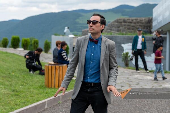 Известный телеведущий и комик Сергей Саркисян танцует на фестивале &quot;В горах&quot; - Sputnik Армения