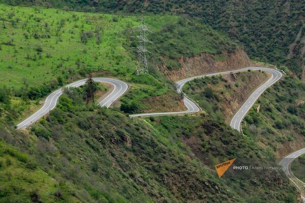 Серпантинная дорога, ведущая к Татевскому монастырю  - Sputnik Армения
