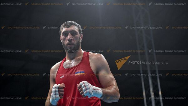 Бой боксеров Давида Чалояна с представителем Чехии Мартином Пинчем во время III Европейских игр (27 июня 2023). Краков - Sputnik Արմենիա