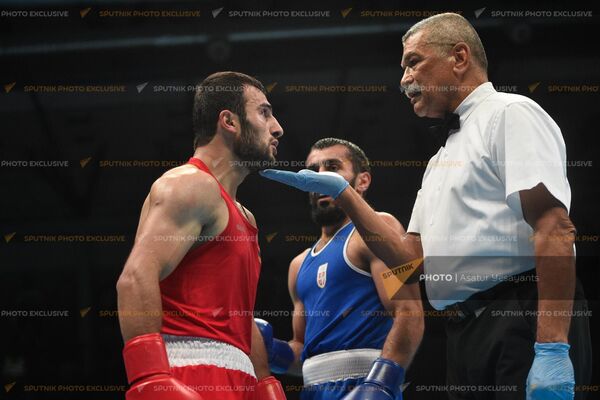 Боксер Гурген Мадоян в мужской весовой категории 71 кг. в перерыве между раундами боя с противником из Сербии на III Европейских Летних Играх (28 июня 2023). Краков - Sputnik Армения