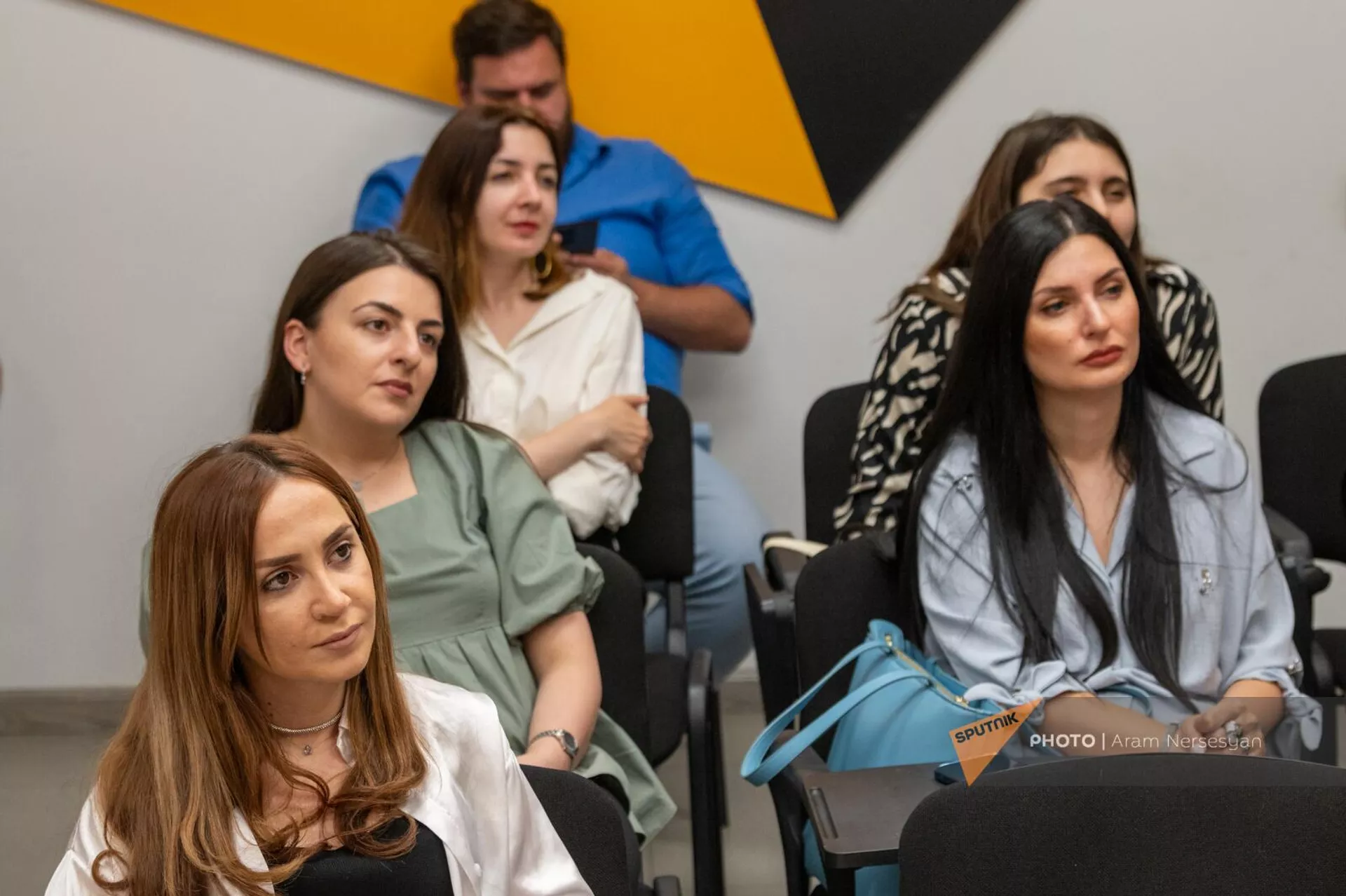 Новый модуль Sputnik Pro Как из одного человека сделать целую редакцию в мультимедийном пресс-центре Sputnik Армения (29 июня 2023). Еревaн Новый модуль Sputnik Pro Как из одного человека сделать целую редакцию в мультимедийном пресс-центре Sputnik Армения (29 июня 2023). Еревaн - Sputnik Армения, 1920, 29.06.2023