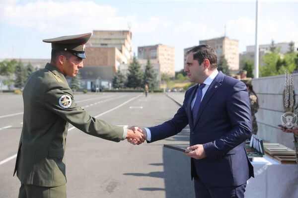 Министр обороны Сурен Папикян присутствовал на торжественной церемонии, посвященной 29-летию образования Военного университета имени В.Саркисяна (30 июня 2023). Еревaн - Sputnik Армения