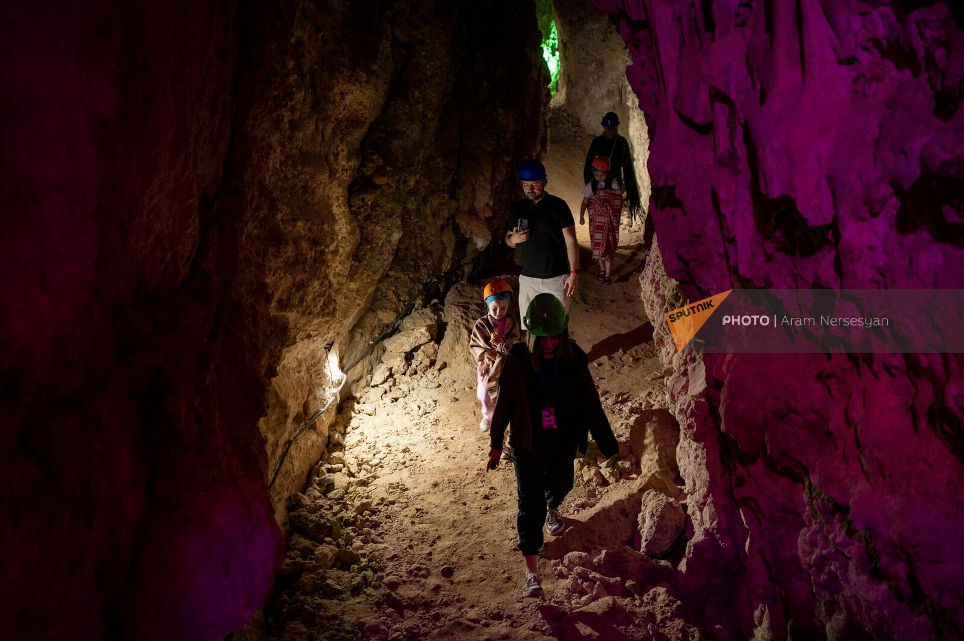 Туристы в пещере Магелана - Sputnik Արմենիա, 1920, 30.06.2023