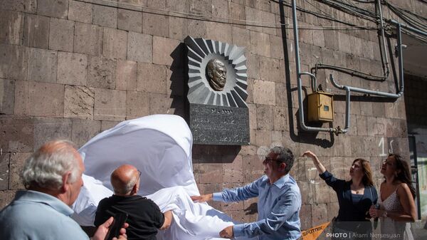 Երևանում բացվել է ֆիզիկոս Միշիկ Ղազարյանի հուշատախտակը - Sputnik Արմենիա