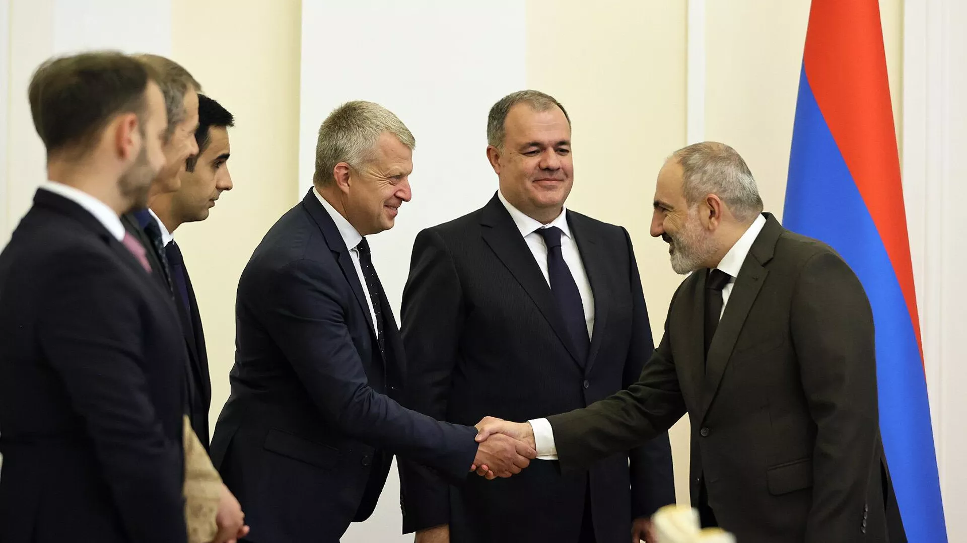 Премьер-министр Никол Пашинян принял делегацию компании Shell во главе с заместителем директора по странам СНГ и Ближнего Востока Джоаной Куэнсберг (30 июня 2023). Еревaн Премьер-министр Никол Пашинян принял делегацию компании Shell во главе с заместителем директора по странам СНГ и Ближнего Востока Джоаной Куэнсберг (30 июня 2023). Еревaн - Sputnik Армения, 1920, 30.06.2023