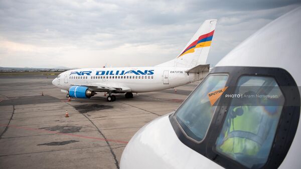 Самолет Air Dilijans в аэропорту Звартноц - Sputnik Армения