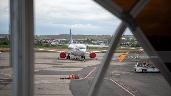 Самолет Air Dilijans в аэропорту Звартноц - Sputnik Армения
