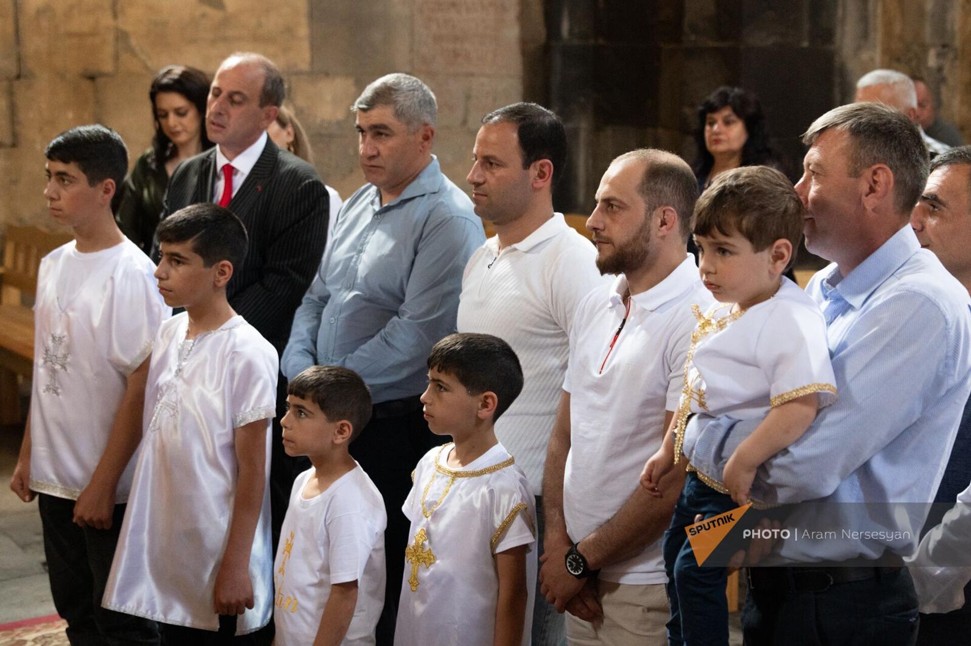 Крещение семи сыновей многодетной семьи Мосинян из Ванадзора в монастырском комплексе Санаин - Sputnik Армения, 1920, 04.07.2023
