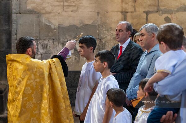 Крещение семи сыновей многодетной семьи Мосинян из Ванадзора в монастырском комплексе Санаин - Sputnik Армения