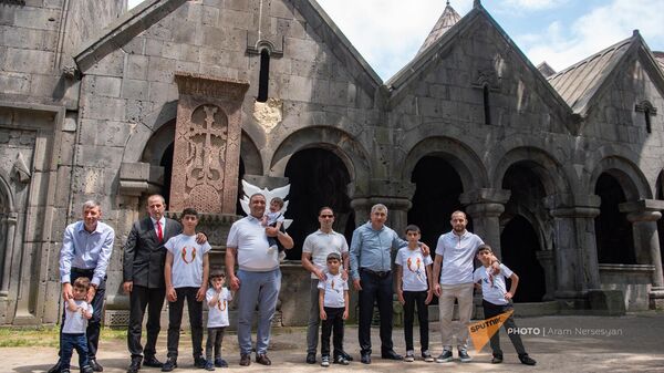 Семь сыновей семьи Мосинян со своими крестными отцами в монастырском комплексе Санаин - Sputnik Армения