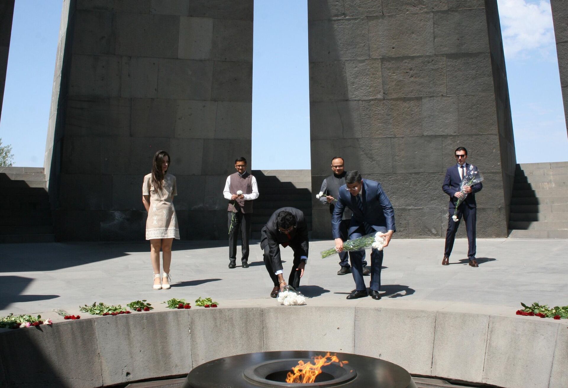 Делегация Министерства иностранных дел Республики Индия посетила мемориал Цицернакаберд (4 июля 2023). Еревaн - Sputnik Армения, 1920, 04.07.2023