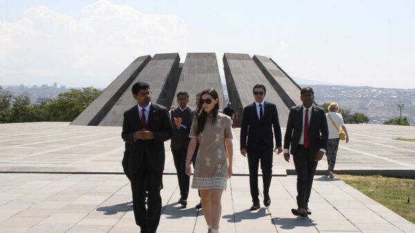 Делегация Министерства иностранных дел Республики Индия посетила мемориал Цицернакаберд (4 июля 2023). Еревaн - Sputnik Армения