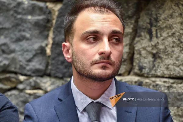Геворг Саакян на пресс-конференции, посвященной танцевальному представлению “Цвет граната” по случаю 100-летия Сергея Параджанова (4 июля 2023). Еревaн Геворг Саакян на пресс-конференции, посвященной танцевальному представлению “Цвет граната” по случаю 100-летия Сергея Параджанова (4 июля 2023). Еревaн - Sputnik Армения