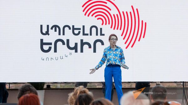 Мане Тандилян на презентации проекта партии Страна для жизни по строительства канатной дороги (4 июля 2023). Еревaн - Sputnik Армения