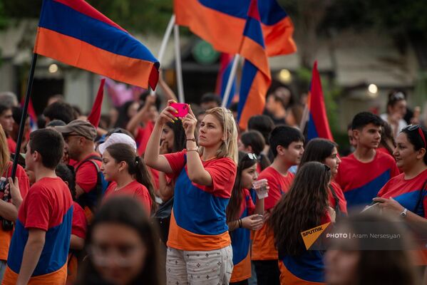 Участница традиционного шествия  - Sputnik Армения