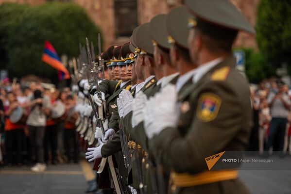 Почетный караул в честь Дня Конституции и государственных символов на площади Республики  - Sputnik Армения