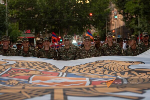 Военнослужащие с армянским гербом  - Sputnik Армения