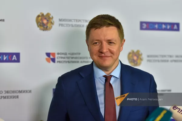 Заместитель директора по международному сотрудничеству АНО Цифровая экономика Андрей Филиппов на армяно-российском форуме Цифровая трансформация предприятий промышленности: новые бизнес-модели и технологии (5 июля 2023). Еревaн Заместитель директора по международному сотрудничеству АНО Цифровая экономика Андрей Филиппов на армяно-российском форуме Цифровая трансформация предприятий промышленности: новые бизнес-модели и технологии (5 июля 2023). Еревaн - Sputnik Армения