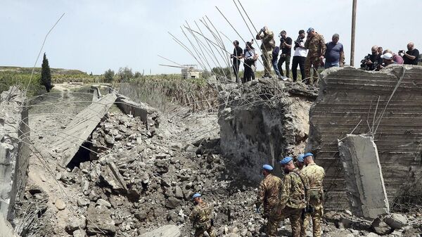 Миротворцы ООН осматривают небольшой мост, разрушенный израильским авиаударом, в деревне Маалия (7 апреля 2023). Ливан - Sputnik Армения