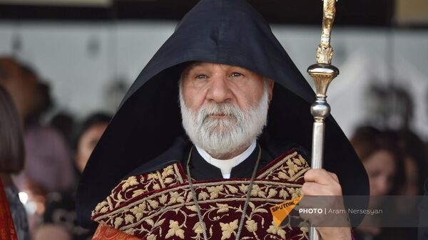 Архиепископ Натан Ованнисян на открытии таверны в центре психического здоровья Реабилитационный город героев (7 июля 2023). Еревaн - Sputnik Армения