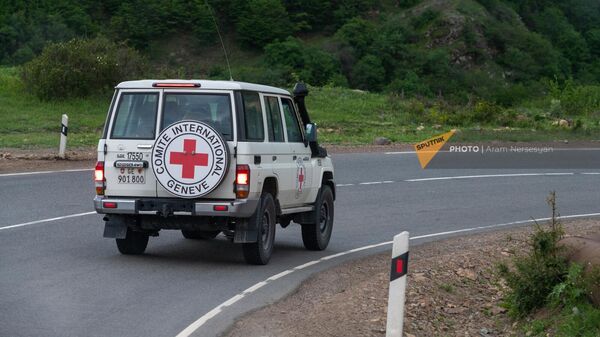 Автомобиль Международного Комитета Красного Креста в Сюнике - Sputnik Армения