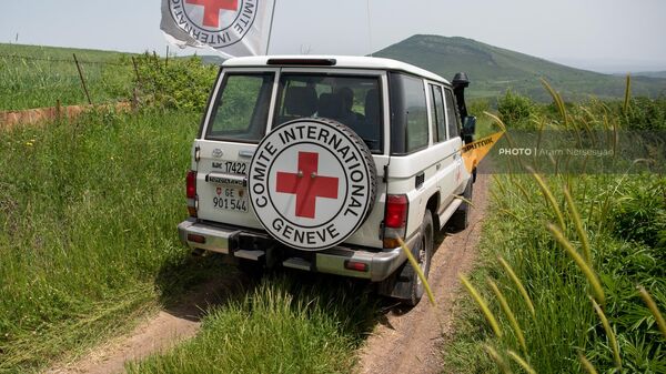 Автомобиль Международного Комитета Красного Креста в Сюнике - Sputnik Армения