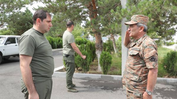 Սուրեն Պապիկյանը զորամասում - Sputnik Արմենիա