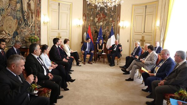 Председатель НС Армении Ален Симонян встретился с председателем Сената Франции Жераром Ларше (11 июля 2023). Париж - Sputnik Армения