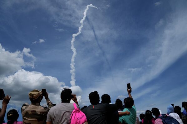 Люди наблюдают за запуском Chandrayaan-3, Индия. - Sputnik Армения