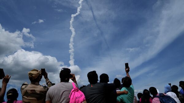 Люди наблюдают за запуском Chandrayaan-3, Индия - Sputnik Армения