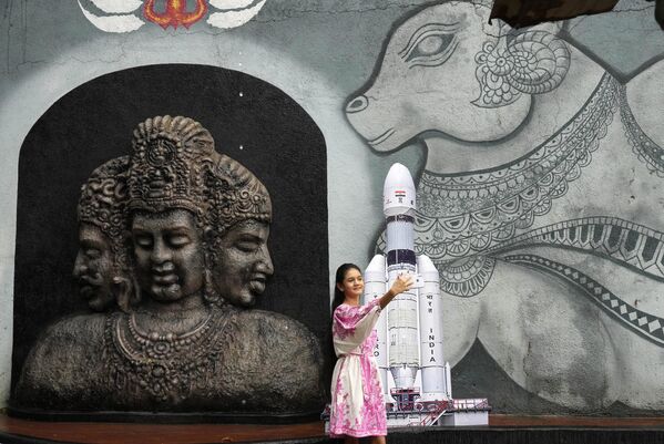 Աղջիկը լուսանկարվում է Chandrayaan-3–ի մակետի ֆոնին, Հնդկաստան - Sputnik Արմենիա