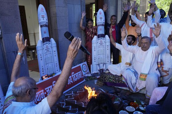 Члены индийской партии Бхаратия Джаната (БДП) проводят индуистские ритуалы для успеха миссии индийского космического корабля Chandrayaan-3. - Sputnik Армения