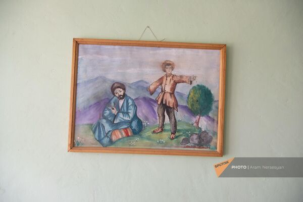 Картина со сценой из произведения Ованнеса Туманяна Гикор на стене в доме Альберта Гулиняна - Sputnik Армения
