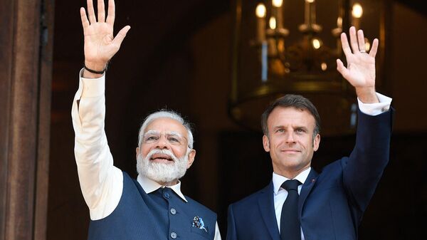 Президент Франции Эммануэль Макрон и премьер-министр Индии Нарендра Моди перед встречей в Министерстве иностранных дел (14 июля 2023). Париж - Sputnik Армения