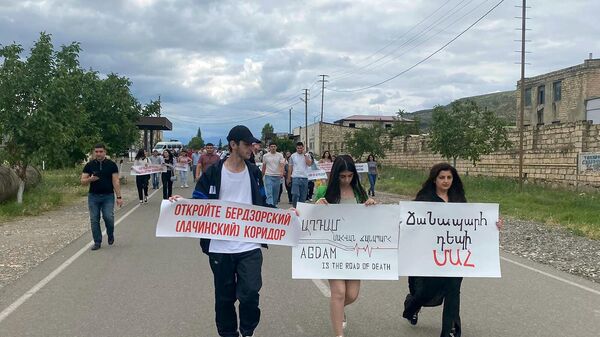 Акция протеста на дороге Аскеран-Акна (18 июля 2023). Карабах - Sputnik Армения