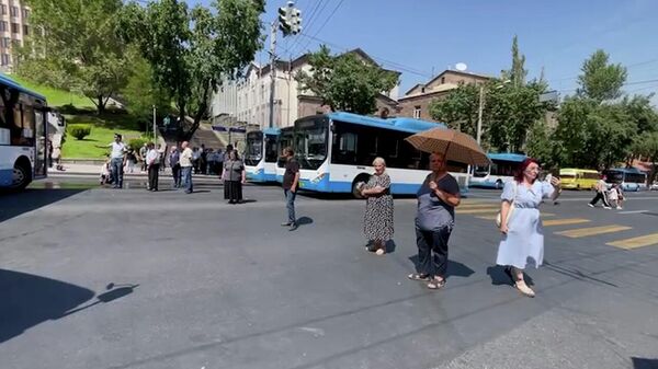 Родственники без вести пропавших военнослужащих разблокировали пр. Баграмяна в Ереване - Sputnik Армения