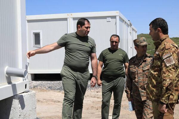 Министр обороны Сурен Папикян посетил стройплощадку казарм новых типов Министр обороны Сурен Папикян посетил стройплощадку казарм новых типов - Sputnik Армения