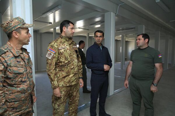 Министр обороны Сурен Папикян посетил стройплощадку казарм новых типов Министр обороны Сурен Папикян посетил стройплощадку казарм новых типов - Sputnik Армения