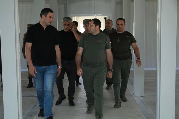 Министр обороны Сурен Папикян посетил стройплощадку казарм новых типов Министр обороны Сурен Папикян посетил стройплощадку казарм новых типов - Sputnik Армения