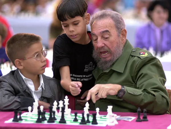 Президент Кубы Фидель Кастро во время игры в шахматы, 2002 год