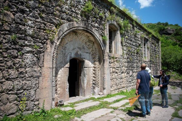 Туристы рядом с церковью Сурб Рипсиме в Старом Хндзореске - Sputnik Армения