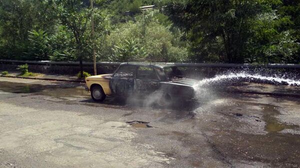 Сотрудники пожарной службы МВД тушат загоревший автомобиль в районе Дебед (21 июля 2023). Алаверди - Sputnik Армения