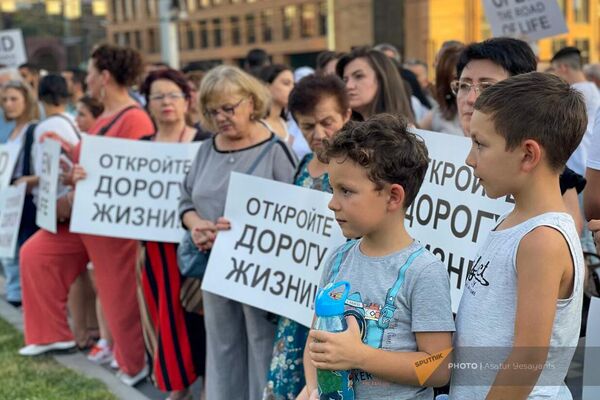 Акция против блокады Нагорного Карабаха и в поддержку открытия Лачинского коридора на площади Мясникяна (21 июля 2023). Еревaн - Sputnik Армения