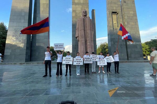 Акция против блокады Нагорного Карабаха и в поддержку открытия Лачинского коридора на площади Мясникяна (21 июля 2023). Еревaн - Sputnik Армения