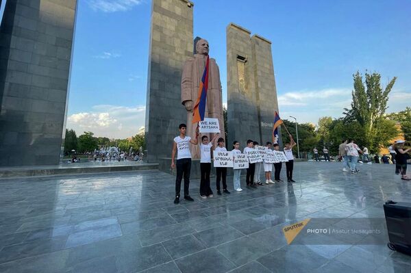 Акция против блокады Нагорного Карабаха и в прддержку открытия Лачинского коридора на площади Мясникяна (21 июля 2023). Еревaн - Sputnik Армения