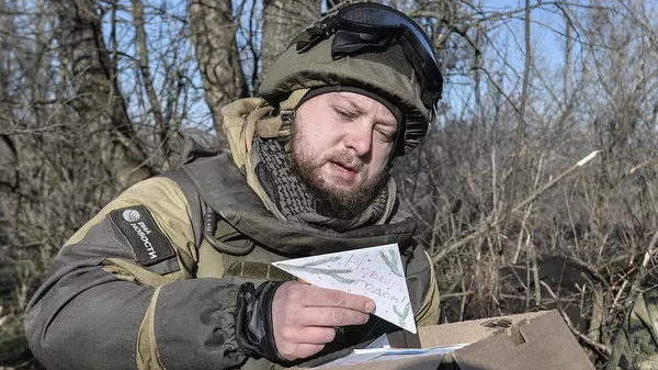 Военный корреспондент медиагруппы Россия сегодня Ростислав Журавлев разбирает присланные письма для бойцов на передовой (29 декабря 2022). - Sputnik Армения
