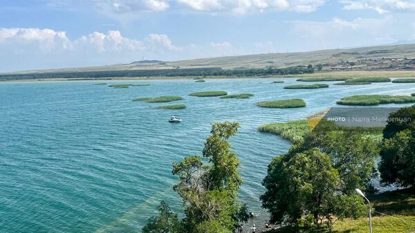 Озеро Севан со стороны храма Айраванк - Sputnik Армения