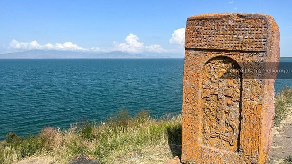 Хачкар у монастыря Айраванк близ озера Севан - Sputnik Армения