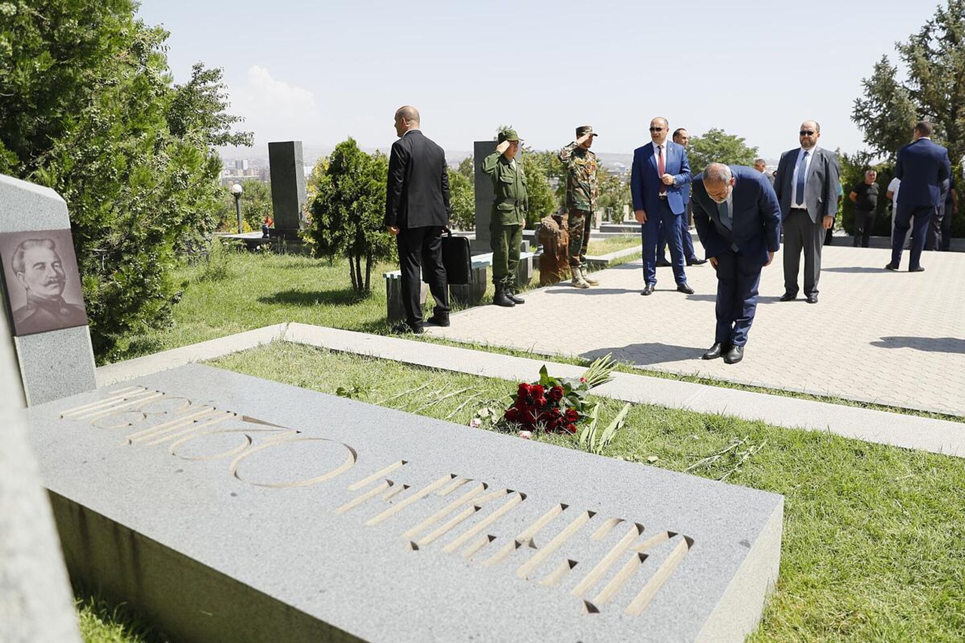 Премьер-министр Никол Пашинян посетил могилу Вазгена Саркисяна (23 июля 2023). Арарат - Sputnik Армения, 1920, 23.07.2023